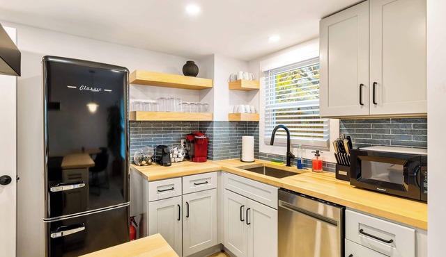 Cute 3BR/2BA w/Jacuzzi, Steps from Big House!