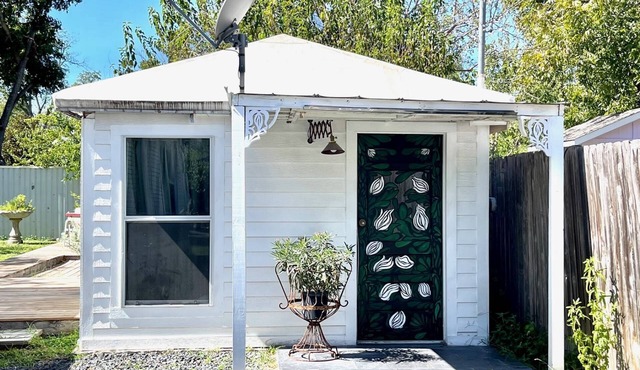 Cute Studio Cottage with large deck. Walk to Historic Downtown Georgetown. Quiet Neighborhood.