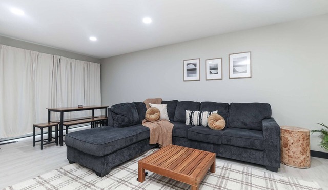 Dazzling East Side 3BR 2 BA Coffee/WFI/SMRT TV