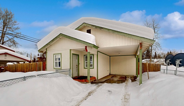 Delightful mountain-view retreat with spacious deck & jetted tub - dog-friendly