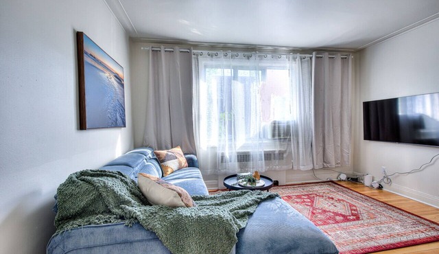 Delightful Style & Comfort in Montreal! Sleeps 4!