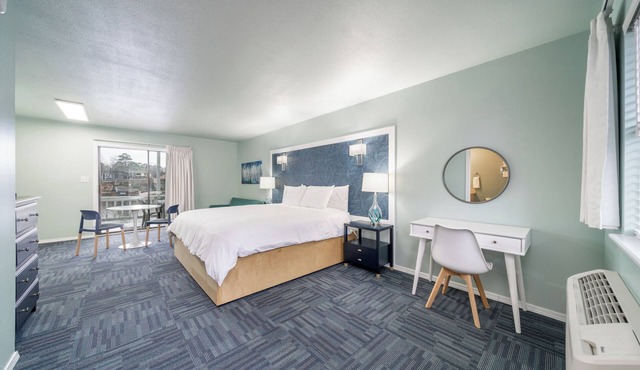 Deluxe Studio Suite, 1 King Bed, Lake View, Ground Floor
