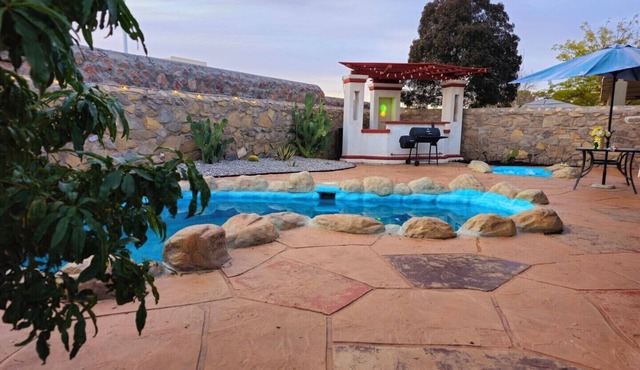 Desert Oasis, Spacious 4-bedroom house 2 king bed w/Heated Pool & Jacuzzi