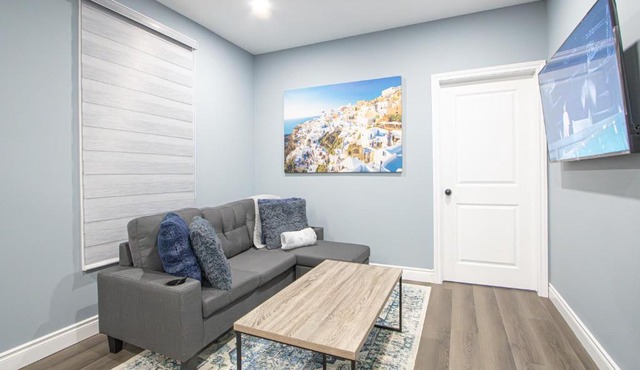 Designer 2BR Suite - Steps to Vic Hospital - Wortley