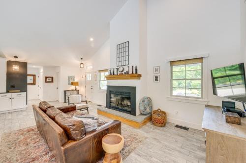 Distinctive Hamptons Home w/Pool Near Bay, Ocean in Hampton Bays