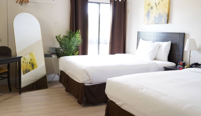 Double Queen Bachelor Suite w/free breakfast on Niagara Gorge!