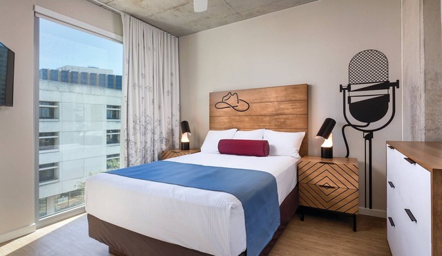 DOWNTOWN Austin with ROOFTOP Pool and BBQ Area, Fire Pit & a Fitness Center
