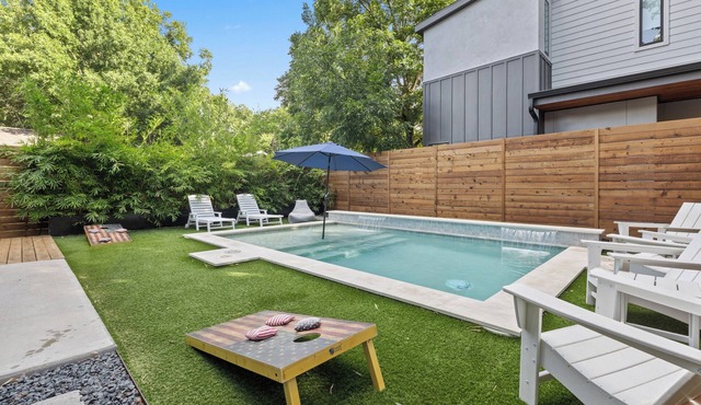 Downtown Luxury Oasis - Heated Pool - 7 Bedroom