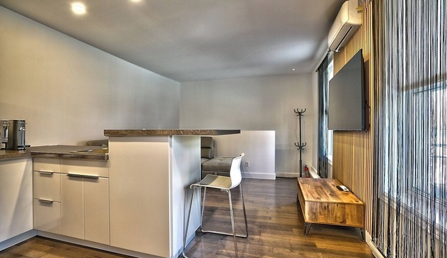 Downtown Sherby: Central, Parking, King Bed, Sleeps 3
