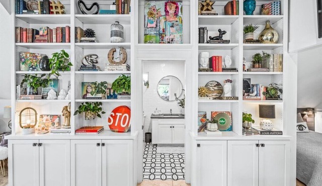 DOWNTOWN STUDIO C, TOP 10 VACATION RENTAL, Bikers Paradise!