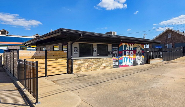 Downtown Tahlequah! Amazing Patio, Walkable to Restaurants/Bars, Wi-Fi +
