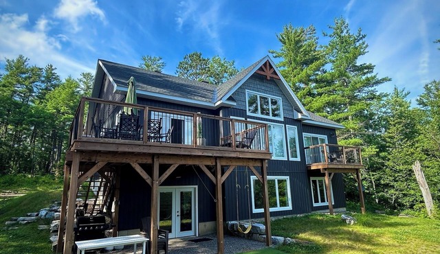 Driftwood Hideaway: So Private, Serene & Spacious Lakefront….So much to do!