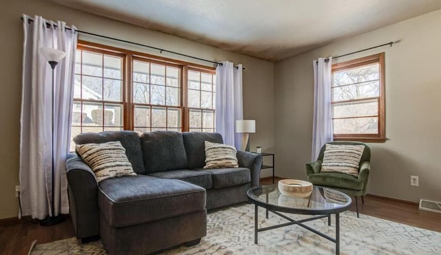 Duplex with Queen Beds Minutes from Drake