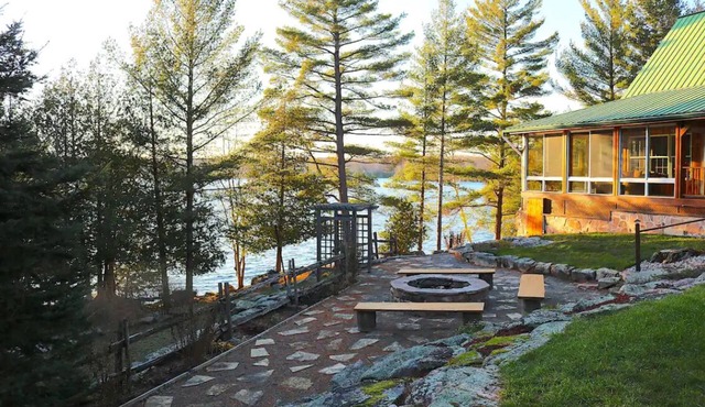 Dvira’s Lakefront Cottage - Hot tub and Pool Table (Sharbot lake)