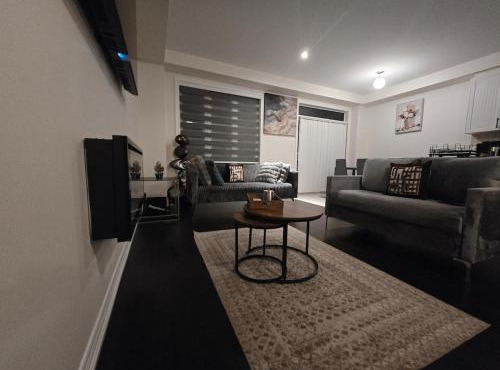 Elegant 3BR Kleinburg Townhouse Free Parking Wifi Full Kitchen Laundry Near Canadas Wonderland