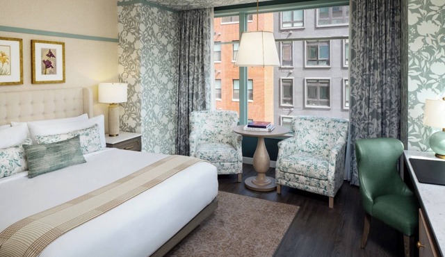 Elegant Accommodation with Balcony, Kitchen and Gas Fireplace!