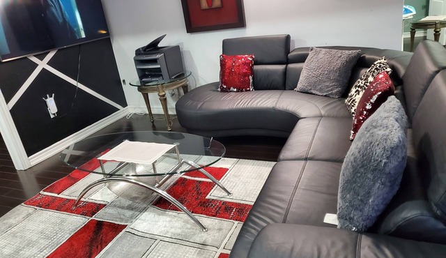 Elegant Home Away From Home. (Unit Apartment)