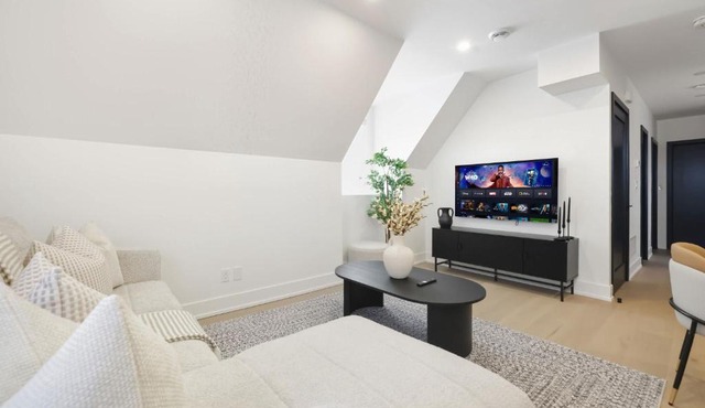 Elegant Parkdale 2BR 2 King Beds Sleeps 6