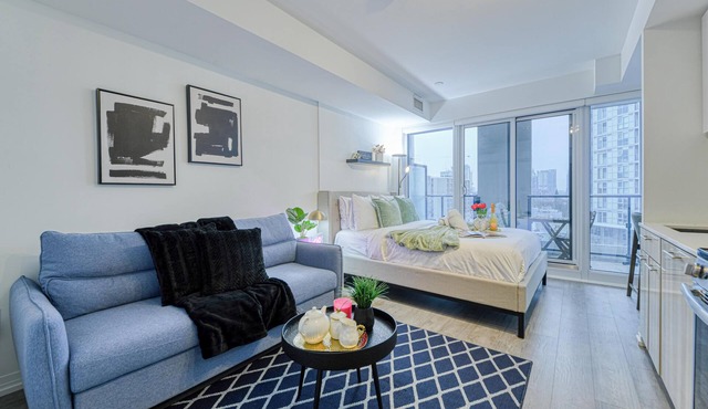 Elegant Toronto Studio w/Sofa Bed in a Prime Location. Stay in Style!
