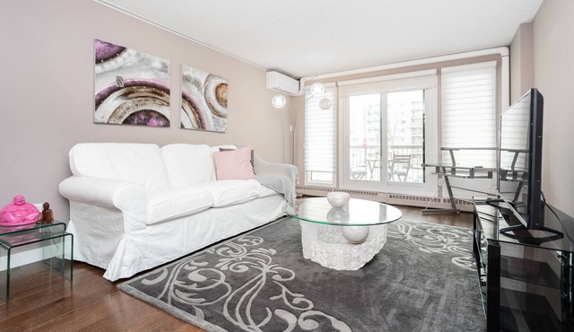 Elegantly Designed 2 Bedroom Condo (Parking)