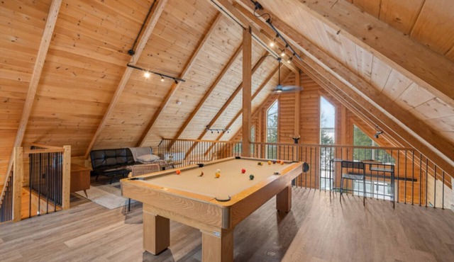 Enjoy this waterfront cabine, Hot tub, Pool table