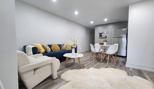Entire 2BR Apt in Midtown Toronto, walk to Yonge & Lawrence, subway, and shops