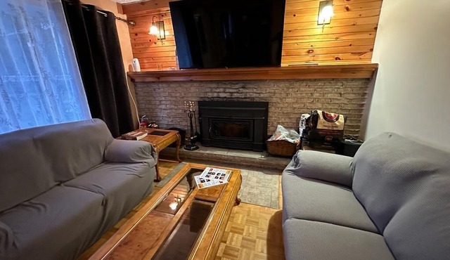 Entire 3 bedrooms cottage located on the lake with hot tub and sauna