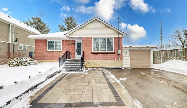 Entire House in Whitchurch-Stouffville, Canada