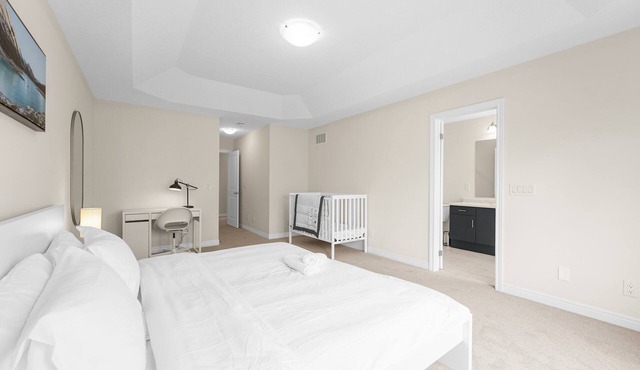 Entire Home Get Away/65"TV/PingPong/9Bed/3 Parking