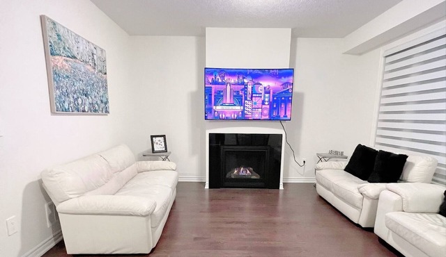 Entire luxurious Retreat 4 Bedroom 2.5 washroom inMilton forlarge families of 10