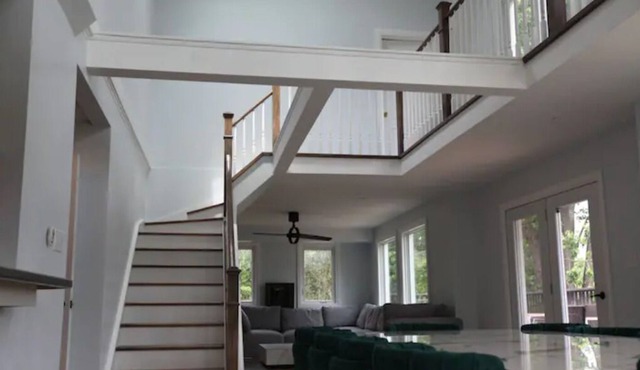 Entire Luxurious Waterfront Peninsula Cottage