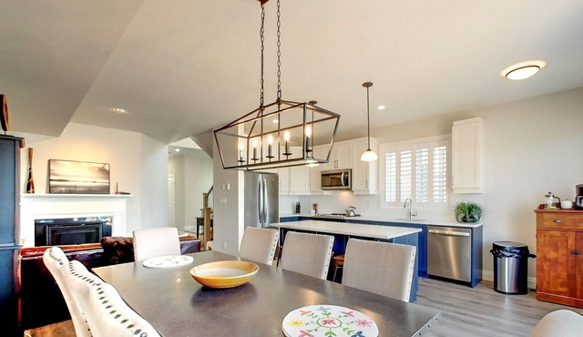 Escape with Views of Blue Mountain