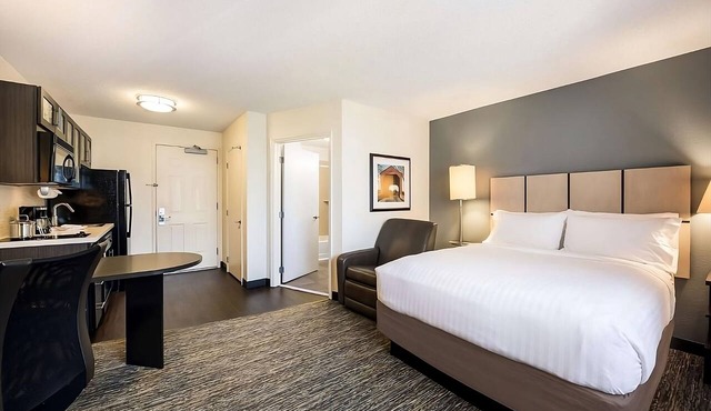 Excellent Choice! Unit with Full Kitchen, Short Drive to Six Flags Over Texas