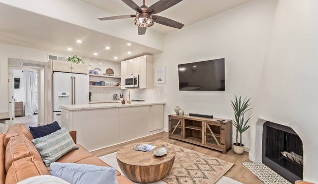 Exceptional community! Biltmore/Arcadia location. Impeccable! King Bed!