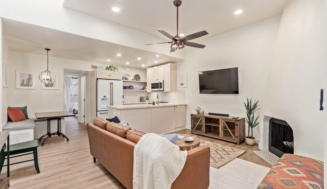 Exceptional community! Biltmore/Arcadia location. Impeccable! King Bed!