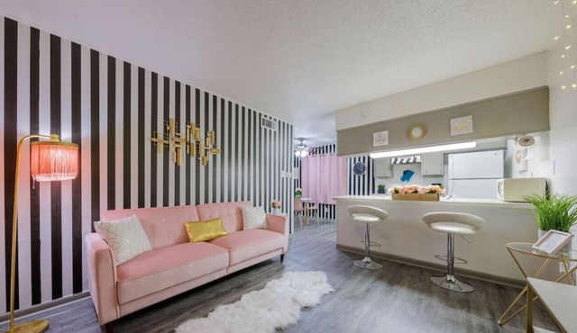 *Exclusive Stay* A Touch of Pink* Central/Downtown
