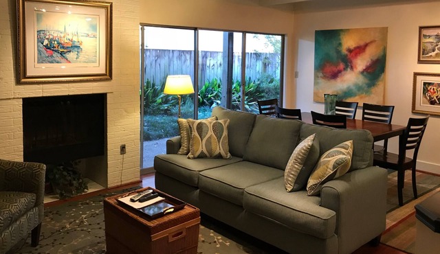 Executive Condo - Central Location, Downtown, University.