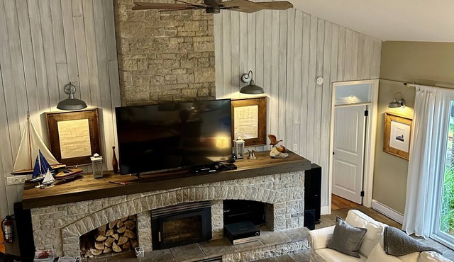 Executive cottage charm on Lake of Bays near Baysville sleeps eight