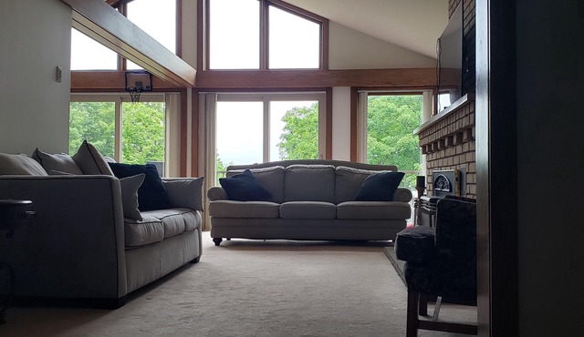 Executive Hideaway or Family Retreat - outdoor paradise + city amenities