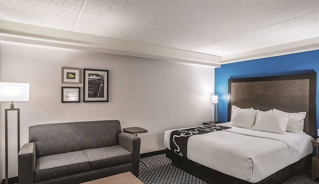 Executive King Room, La Quinta Inn & Suites, Complimentary Breakfast in Phoenix