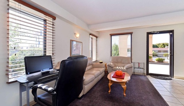 Executive Plus Inn & Suites