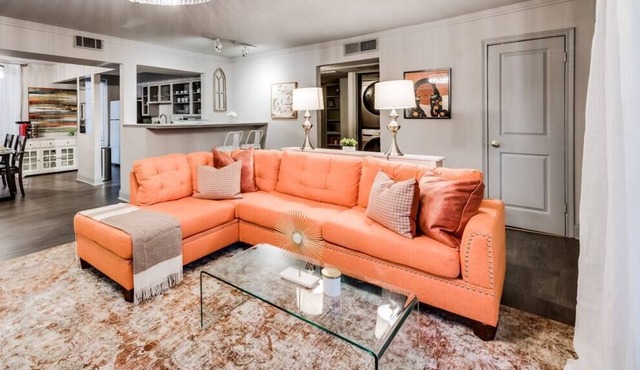Executive, Resort Style Living in Center of Dallas