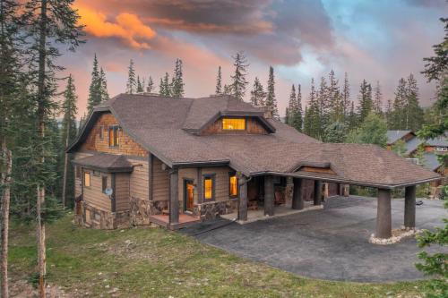 Expansive elegance at base of Peak 8, 6 en-suites, 9 fireplaces, game tables, hot tub!
