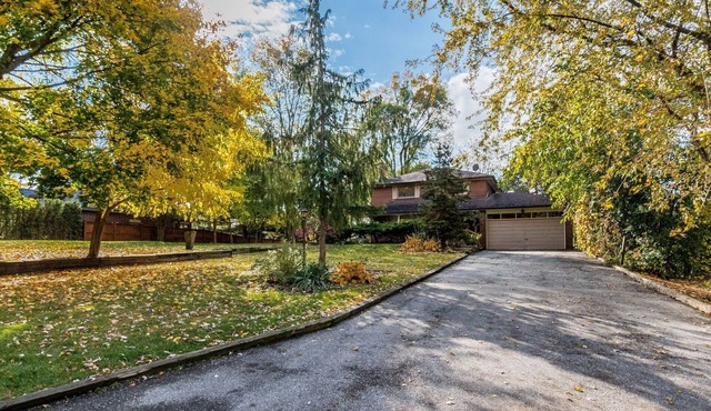 Explore Port Credit from Our Charming 4-Bedroom Home!