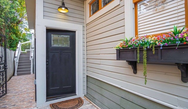 Exquisite Studio Guesthouse Near Downtown's Core!