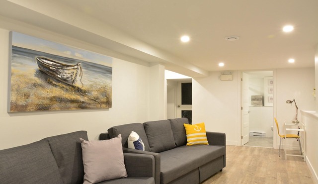 FALL & WINTER SPECIAL! Huge Ground Floor apt with Courtyard - 5 bed + 6 bath