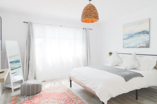 Family-Friendly Boho Stay - Sleeps 10 - Near the Falls
