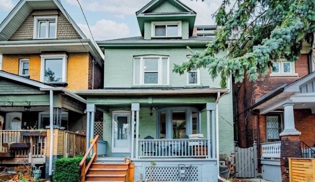 Family-friendly fully detached home close to Lakeshore, High Park & Roncesvalles