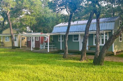 Family-Friendly Ranch Compound, 5 Mi to Splashway!