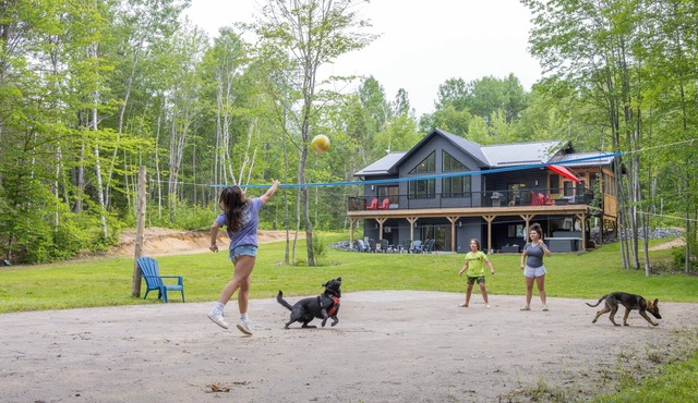 Family Retreat w/hot tub, game room + Winter fun